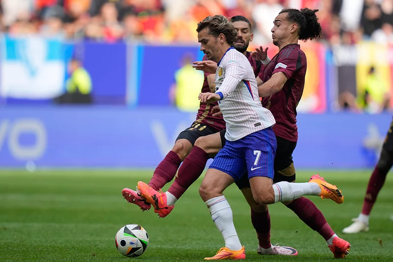 Antoine Griezmann battles for the ball against Yannick Carrasco
